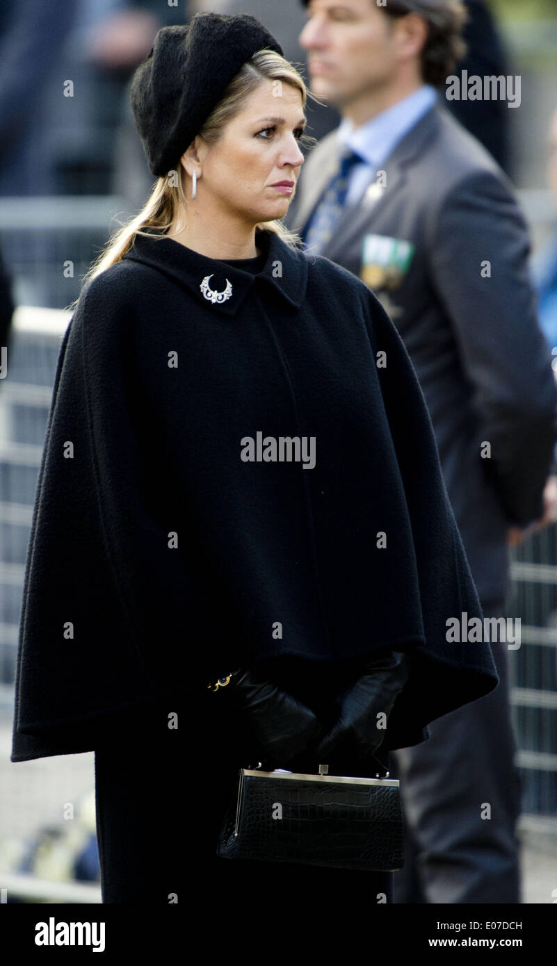 Mayo 4, 2014 - Amsterdam, Holanda - 4-5-2014 AMSTERDAM - la Reina y el Rey de Maxima Willem-Alexander en la ceremonia de colocación wearth (Dodenherdenking) en el memorial de la segunda guerra mundial en el monumento op de Dam en Amsterdam. Koning Willem-Alexander en Koningin MÃ¡xima 4 mei aanwezig zijn zondagavond bij de Nationale Herdenking en Amsterdam (Crédito de la Imagen: © Robin Utrecht/NurPhoto/ZUMAPRESS.com) Foto de stock