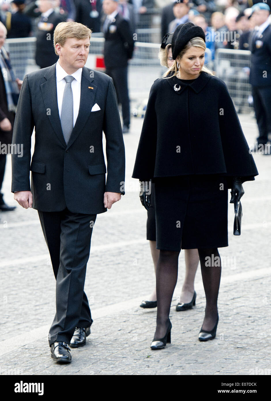 Mayo 4, 2014 - Amsterdam, Holanda - 4-5-2014 AMSTERDAM - la Reina y el Rey de Maxima Willem-Alexander en la ceremonia de colocación wearth (Dodenherdenking) en el memorial de la segunda guerra mundial en el monumento op de Dam en Amsterdam. Koning Willem-Alexander en Koningin MÃ¡xima 4 mei aanwezig zijn zondagavond bij de Nationale Herdenking en Amsterdam (Crédito de la Imagen: © Robin Utrecht/NurPhoto/ZUMAPRESS.com) Foto de stock