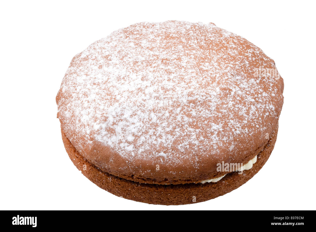 Tarta de chocolate recortada contra un fondo blanco. Foto de stock