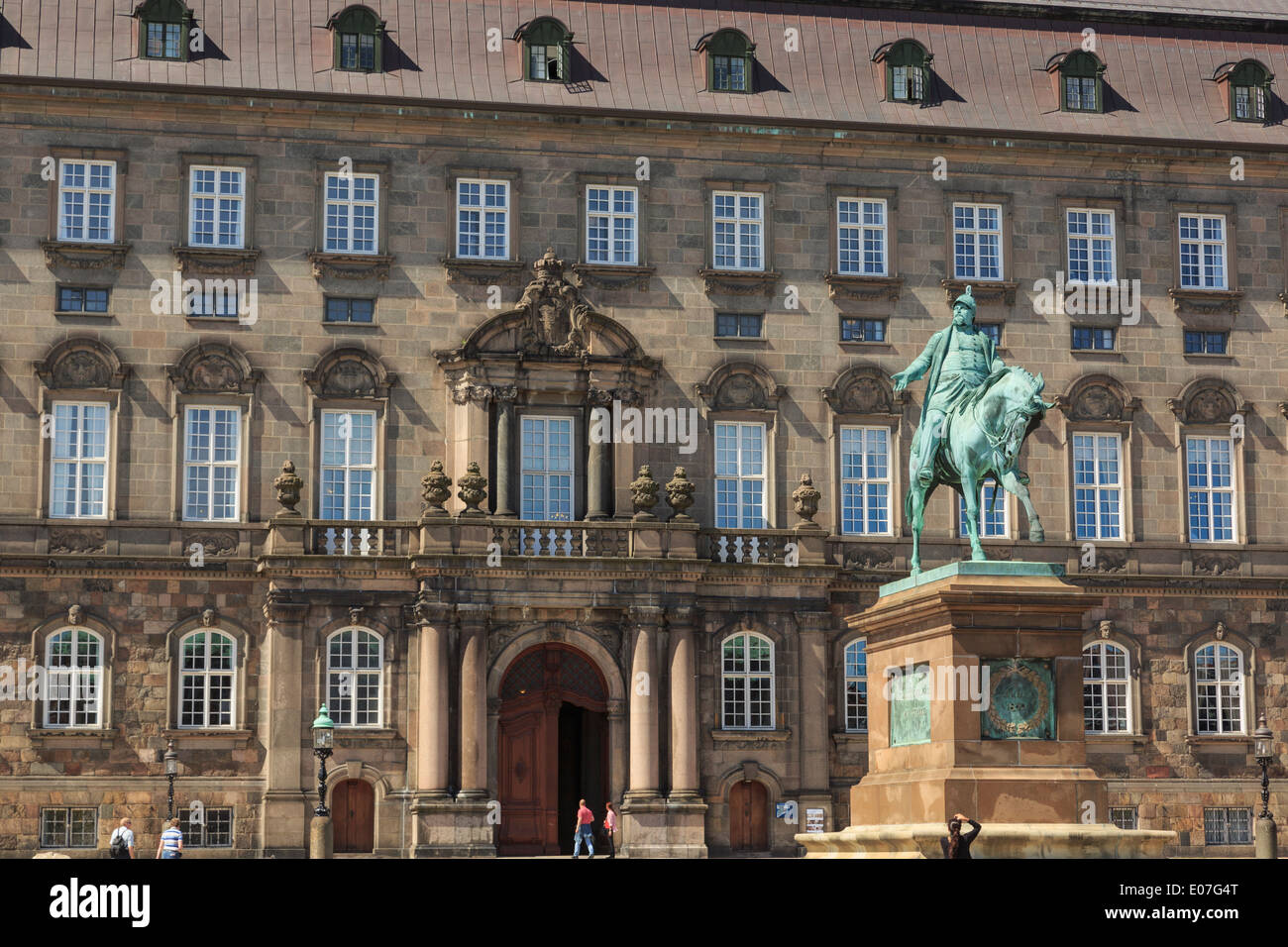 La estatua ecuestre del rey Federico VII fuera de Christiansborg Palace en la isla de Slotsholmen / Castillo de Selandia Dinamarca Copenhague Foto de stock