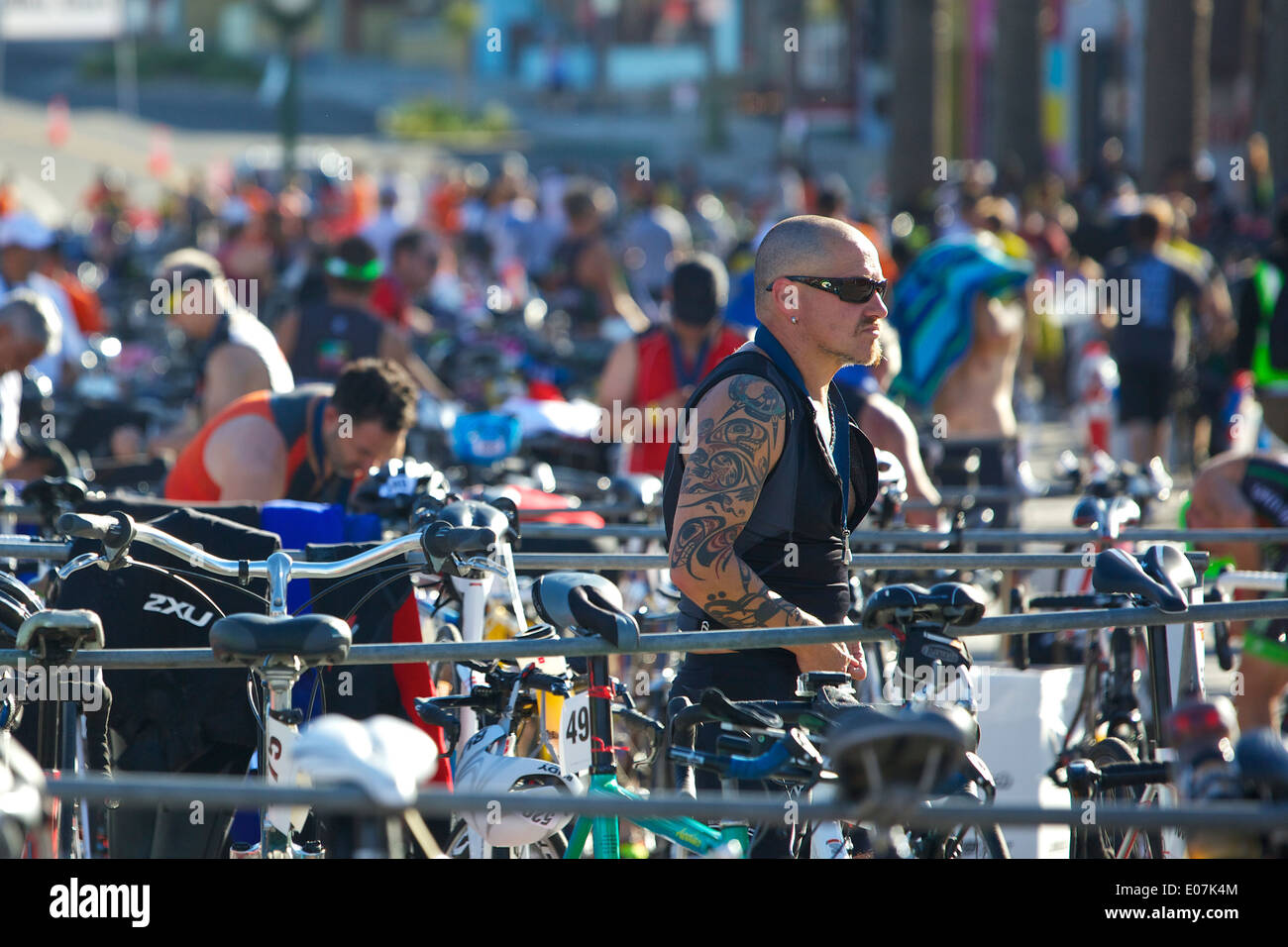 Tattoed Man en Hermosa Beach Triathlon 2013, Los Angeles, California. Foto de stock