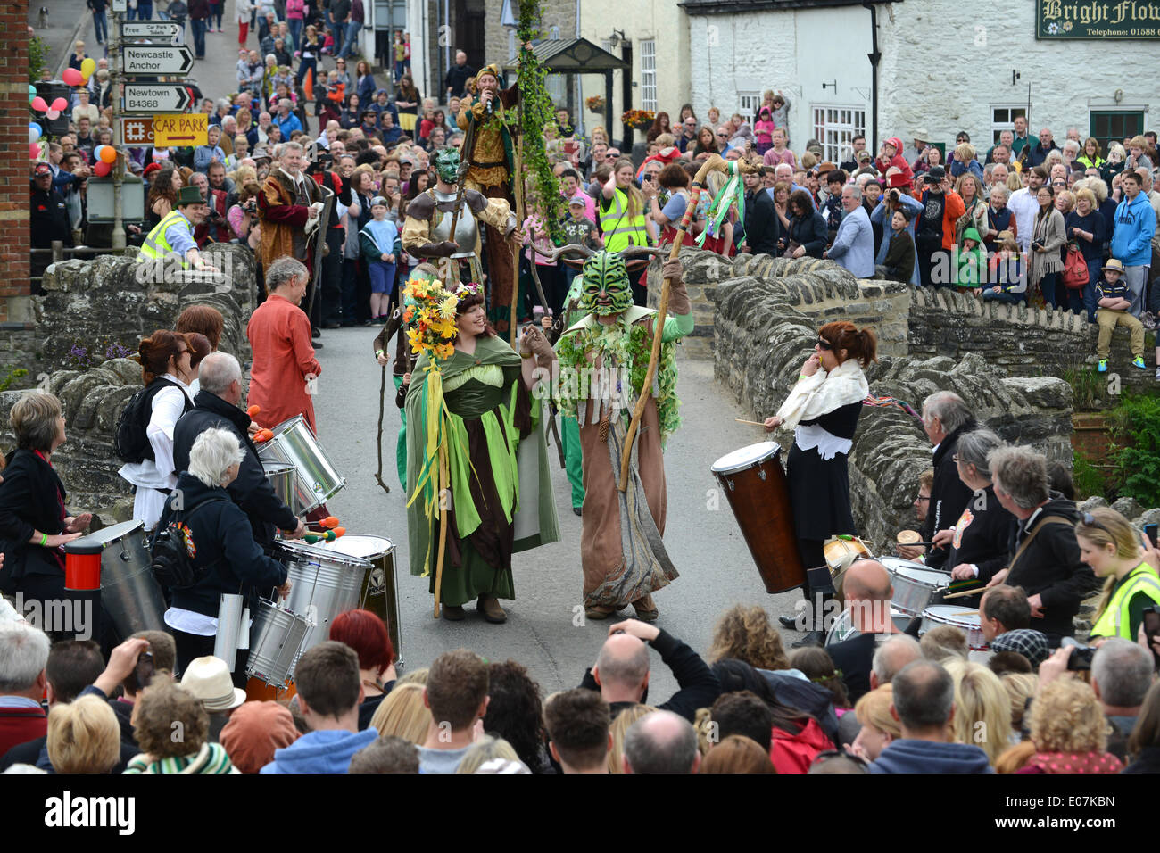 El Green Man Festival en Clun el lunes de mayo de vacaciones por el banco. El Hombre Verde y su Reina de Mayo cruzan el puente antiguo después de derrotar a la Reina de Escarcha y dar la bienvenida al regreso del verano. Foto de Dave Bagnall Fotografía Foto de stock