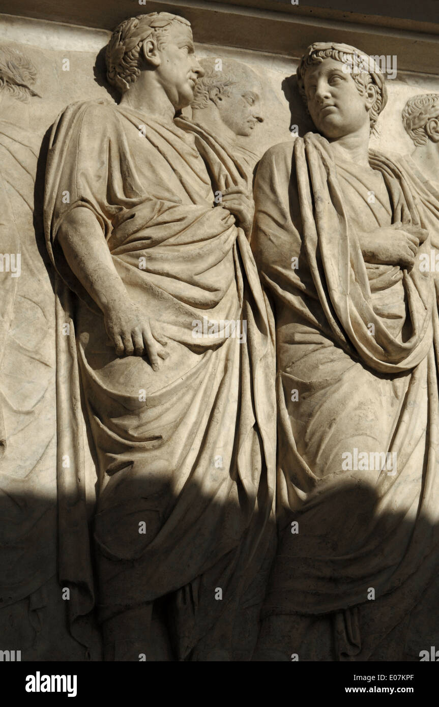 El arte romano. Italia. Ara Pacis Augustae. Friso procesional. Detalle. Alivio. Original del lado norte. Museo del Ara Pacis. Roma. Foto de stock