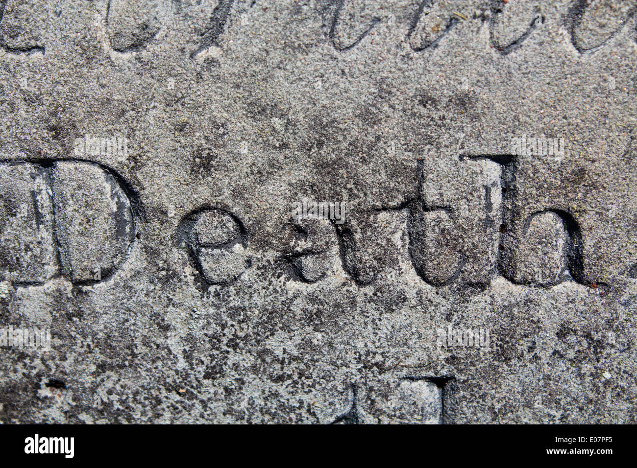 'Death' la palabra es parte de una inscripción en una lápida del siglo XIX en un cementerio en algún lugar en el centro de Gales UK Foto de stock