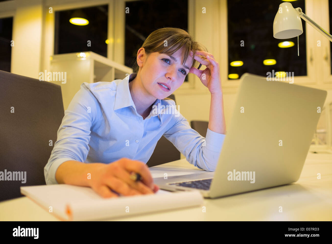 Cansado de negocios femenina trabajando tarde escritorio estudiantil Inicio Foto de stock
