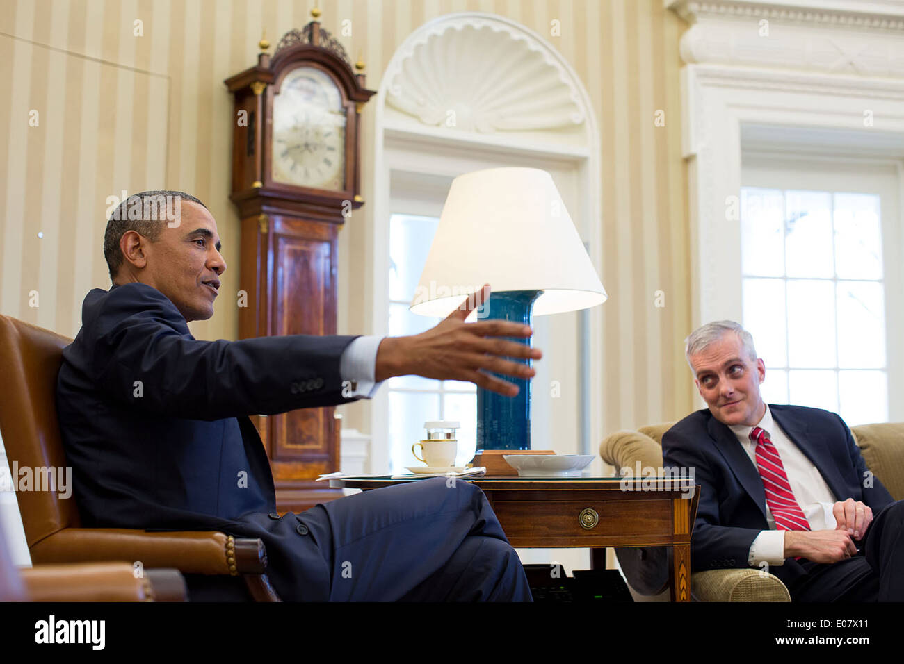 El presidente estadounidense, Barack Obama, gestos durante una reunión con el Jefe de Gabinete Denis McDonough en la Oficina Oval de la Casa Blanca el 6 de enero de 2014 en Washington, DC. Foto de stock