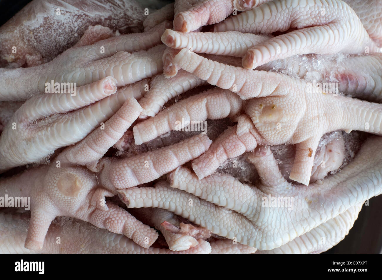 Patas de pollo congeladas fotografías e imágenes de alta resolución - Alamy