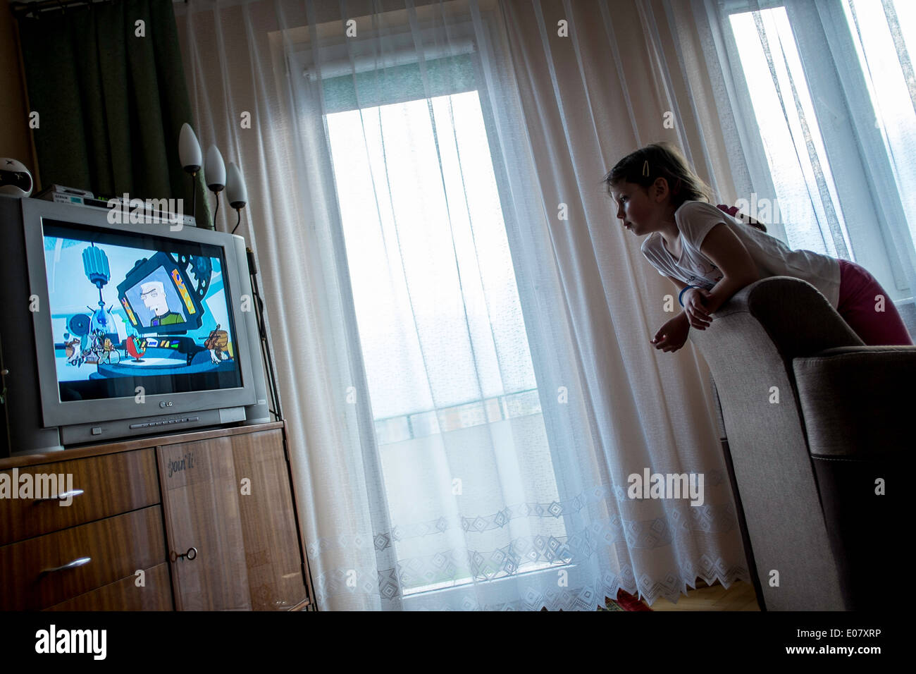Edad gir 5,6,7 en casa viendo televisión, Starachowice, Polonia Foto de stock