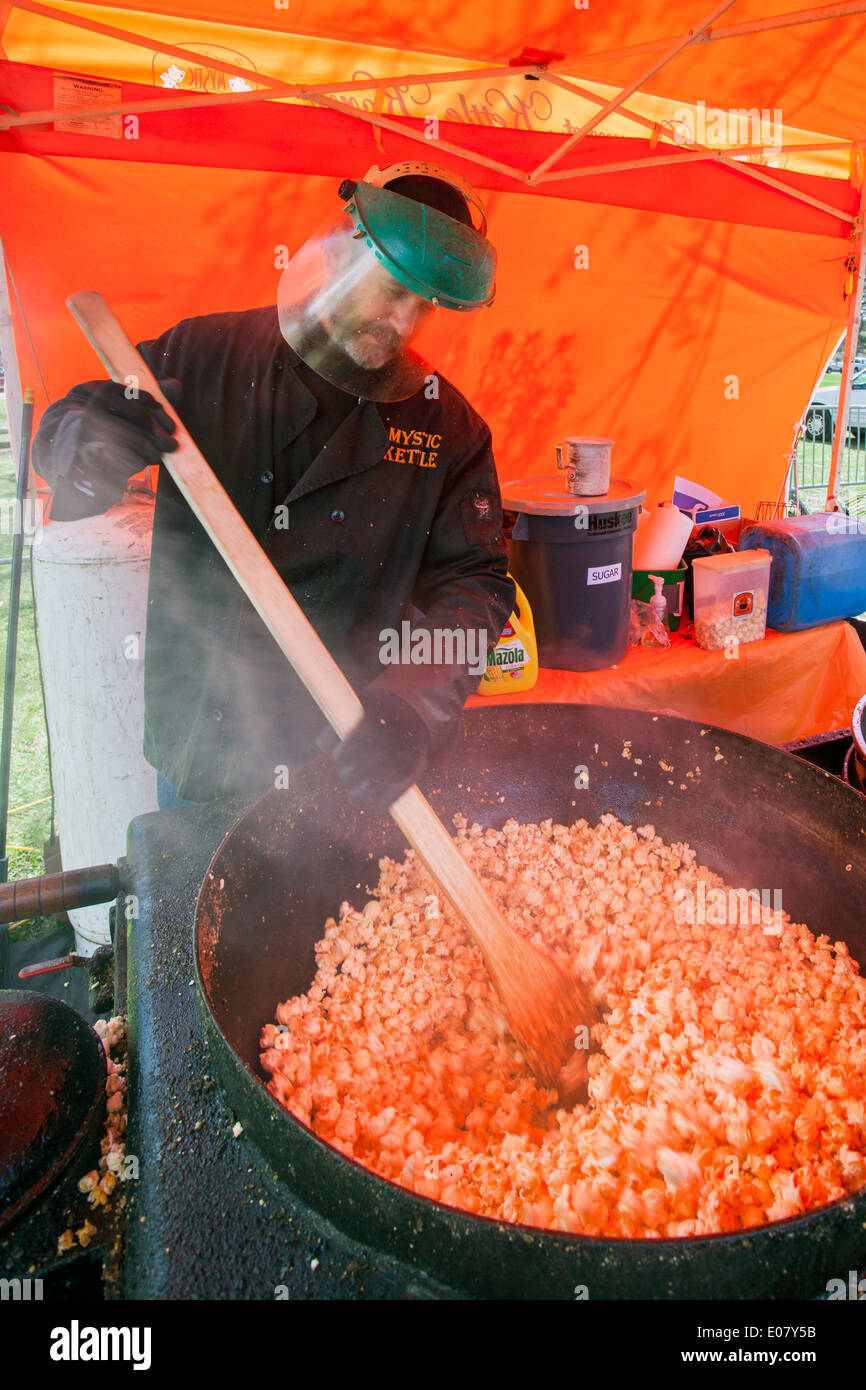 Detroit, Michigan - Un trabajador hace gourmet en la hervidora popocorn Mystic stand en la Feria de Arte de estacionamiento Palmer. Foto de stock