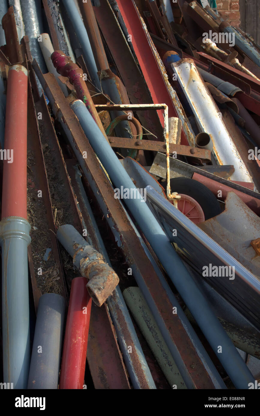 Los canalones y hierro fundido recuperada secciones de bajada para el reciclado y la reutilización de trabajos de reparación y sustitución Foto de stock