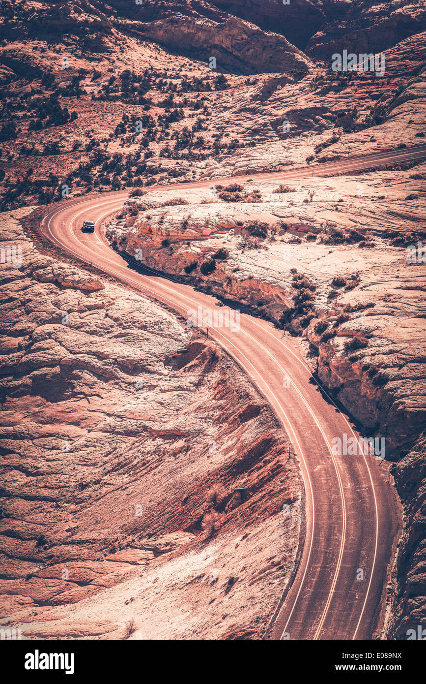 Utah escénica carretera curvada en vertical la foto. Vintage gradación de color. Foto de stock