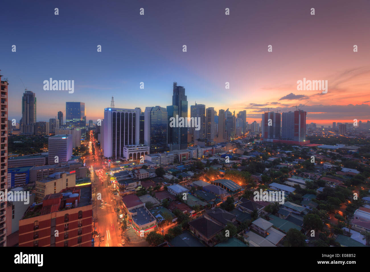 Filipinas, Manila, Makati, el distrito de negocios de Makati Avenue y el horizonte de la ciudad Foto de stock