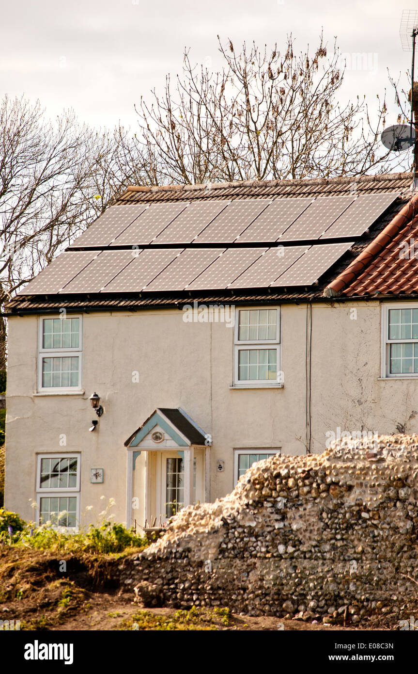 Los paneles solares sobre el antiguo condado rural house cottage Foto de stock