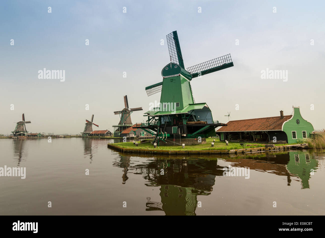 Cuatro molinos holandeses Y EL CANAL EN Zaanse Schans HOLANDA EN PRIMAVERA Foto de stock