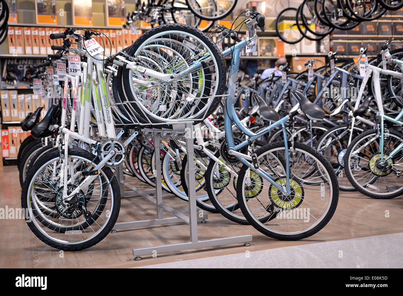 Señoras bicicletas para venta en Dick's Sporting Goods en el Roosevelt  Field Mall en Garden City, Long Island, Nueva York Fotografía de stock -  Alamy