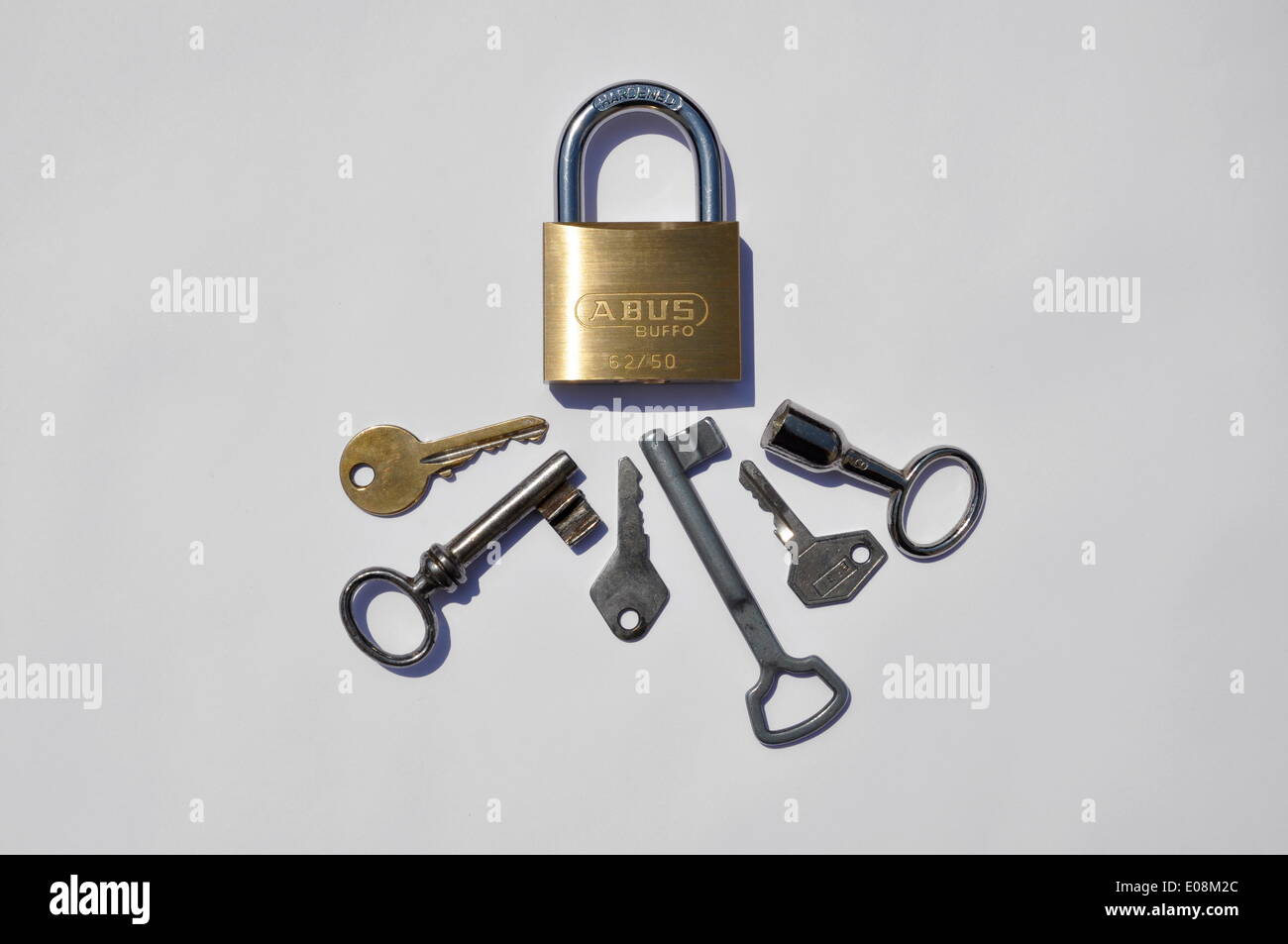 Ilustración - claves diferentes se encuentran bajo un "bloqueo de seguridad ABUS' en Alemania, el 10 de junio de 2011. Foto: Berliner Verlag/Steinach - SIN CABLE SERVICE Foto de stock