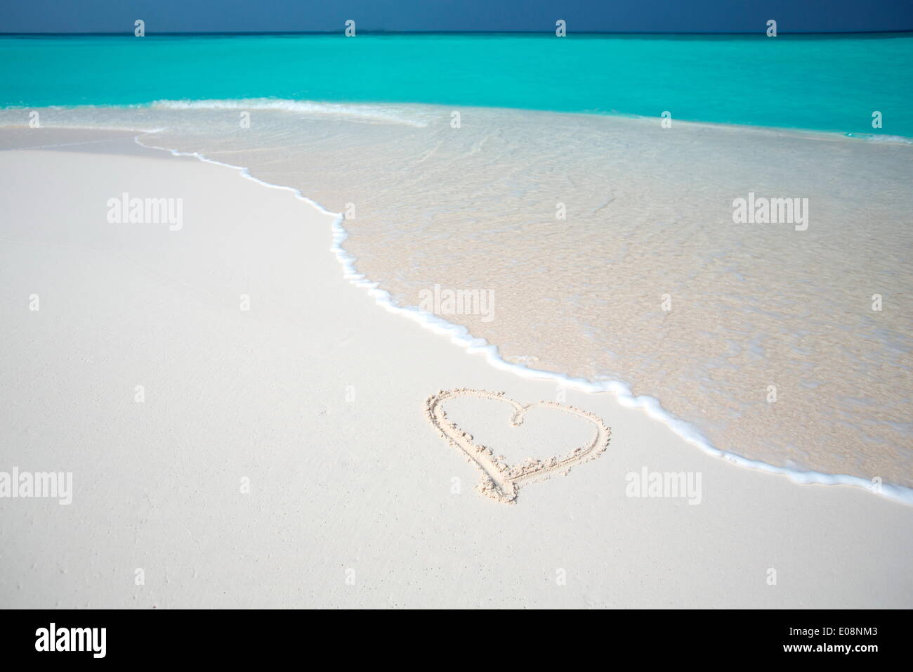 Corazón dibujado en un vacío de playa tropical, Maldivas, Océano Índico, Asia Foto de stock