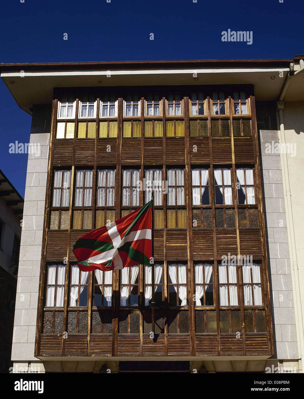 España. Comunidad Autónoma del País Vasco. Orozco. Detalle de balcón con  bandera vasca Fotografía de stock - Alamy