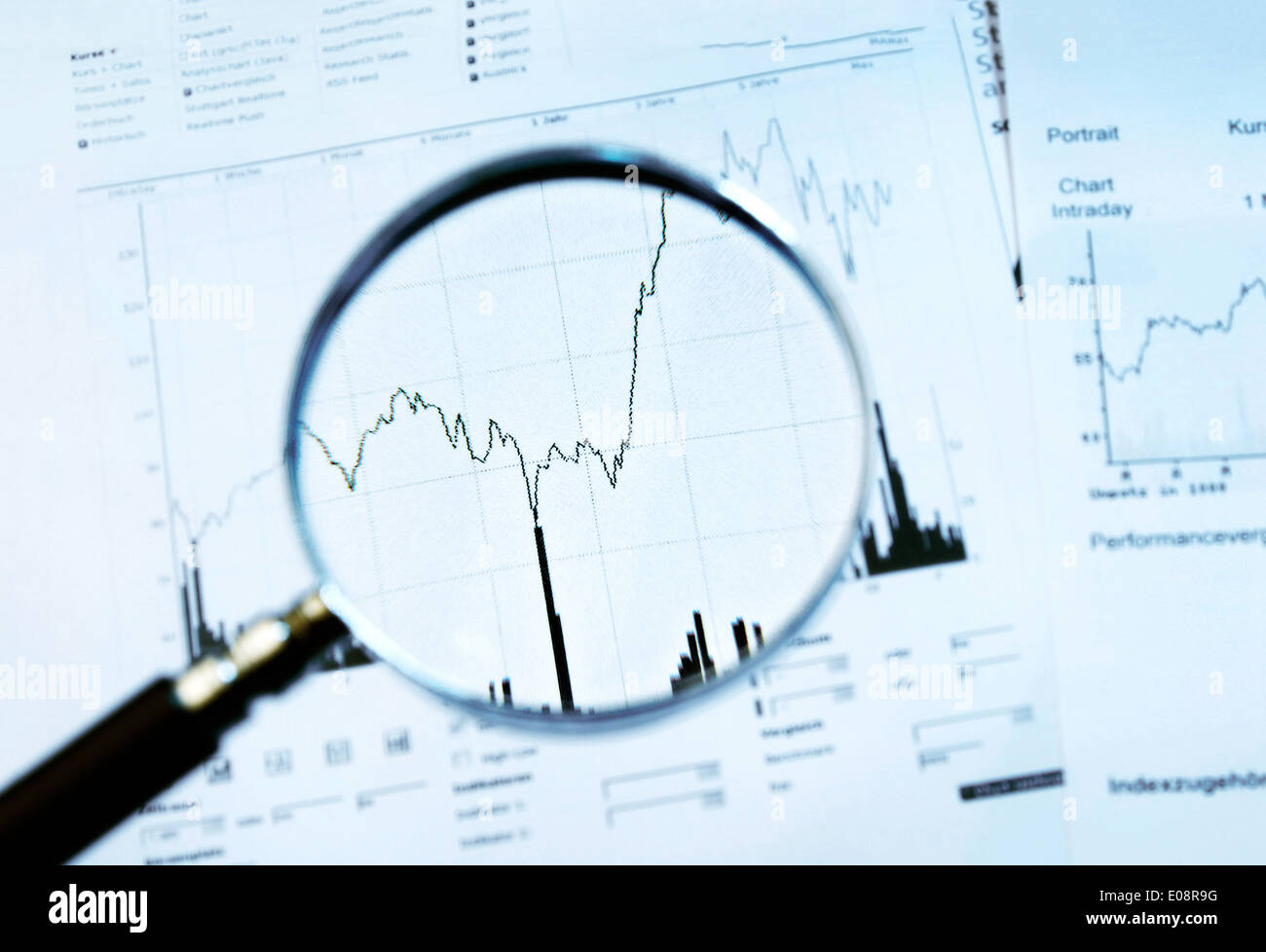 Aplicar la lupa un gráfico con el precio de las acciones Foto de stock
