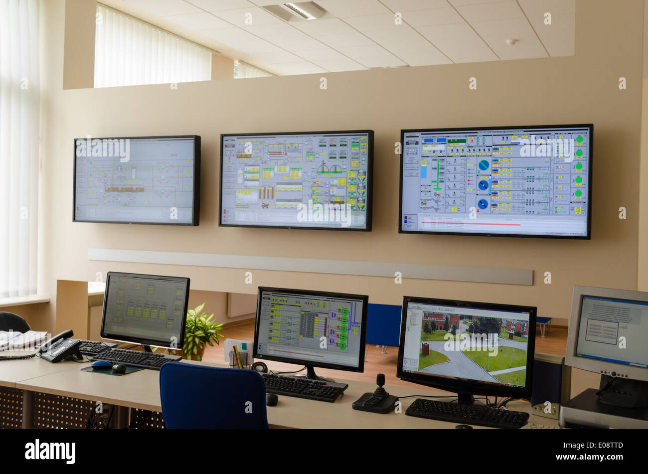 Planta de tratamiento de agua de la sala de control de fábrica con muchos monitores de ordenador y otros paneles de mantenimiento del equipo. Foto de stock