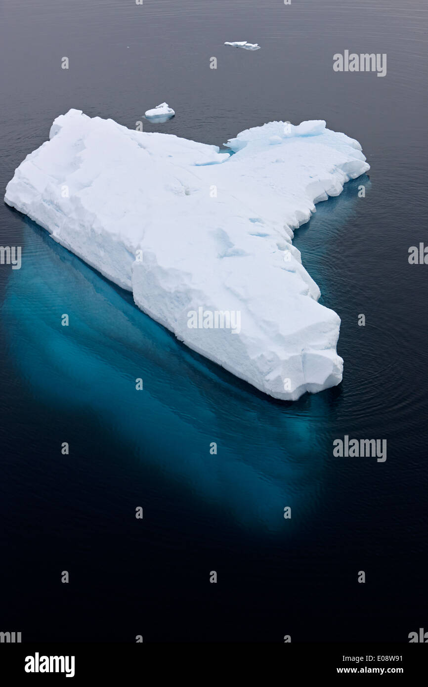 Iceberg con pequeña porción por encima de la línea de agua y enorme volumen por debajo de la Antártida Foto de stock