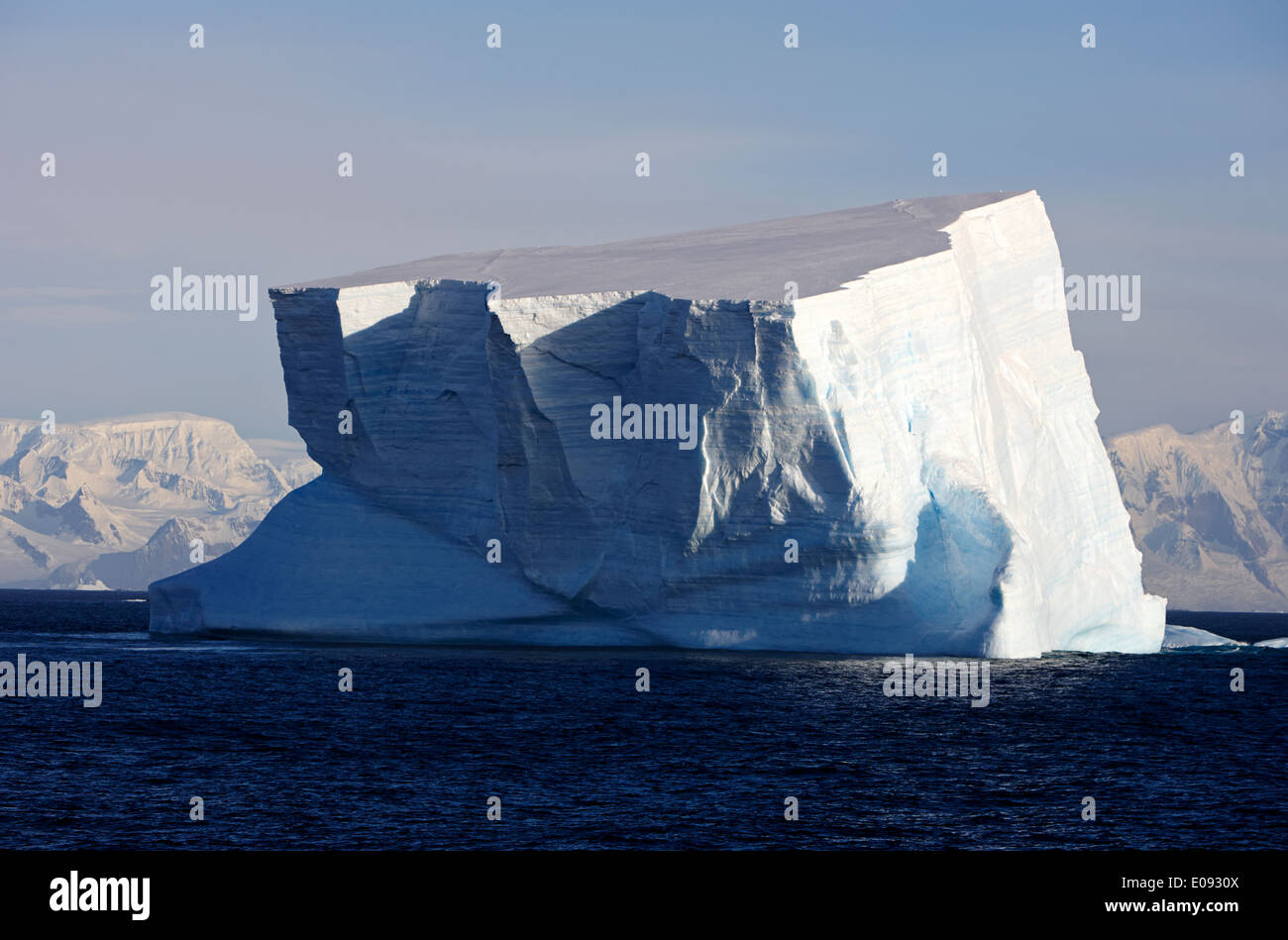 Gran iceberg tabular en el océano Antártico La Antártida Foto de stock