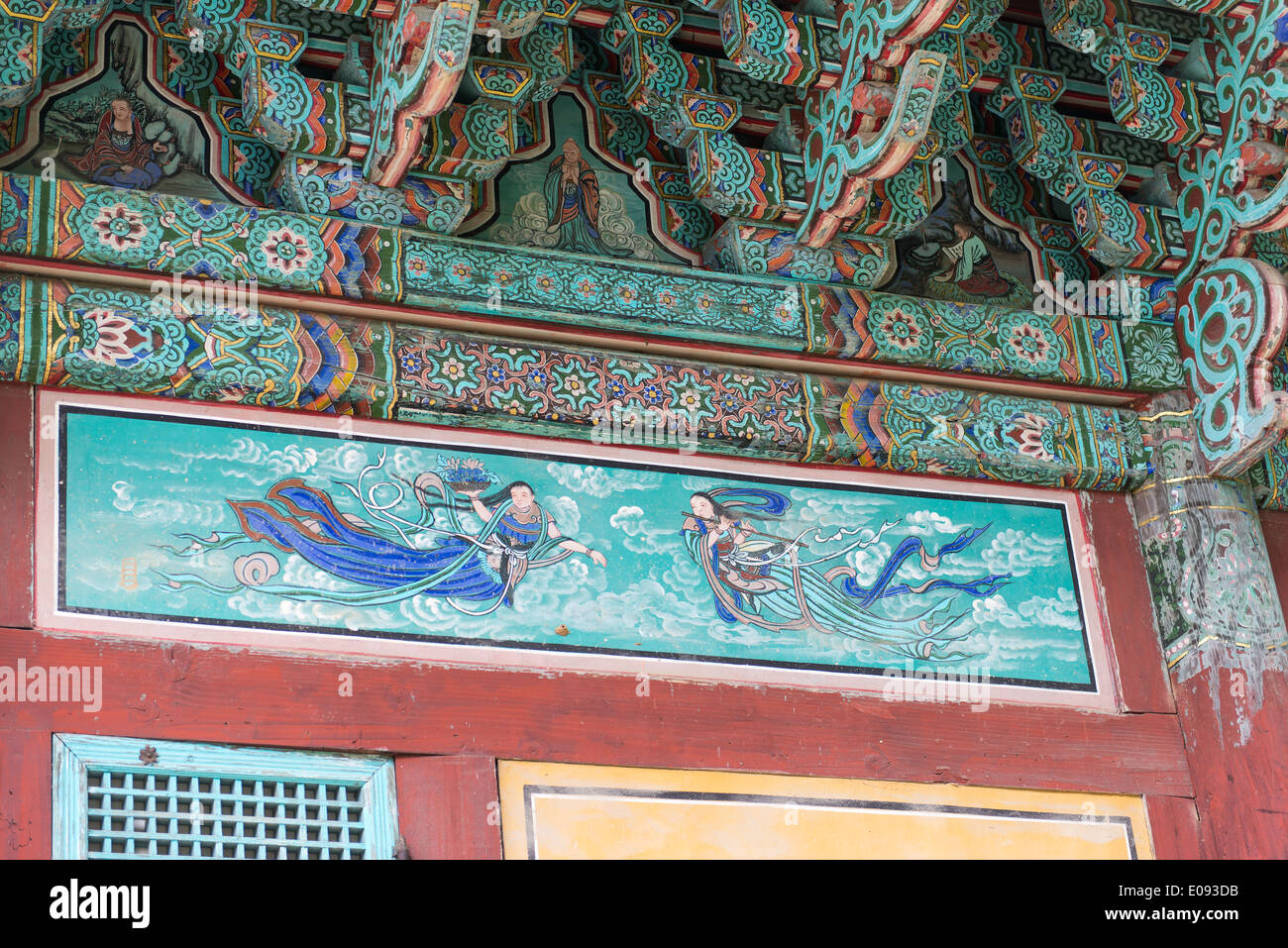 El colorido arte de pintura sobre madera en un templo budista coreano