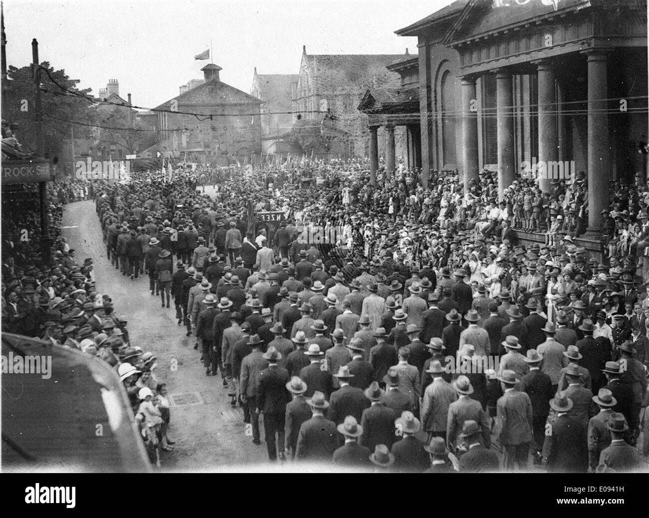 Marchando hacia Queen's Square, c. 1931, por Sam & Ted Hoood Foto de stock