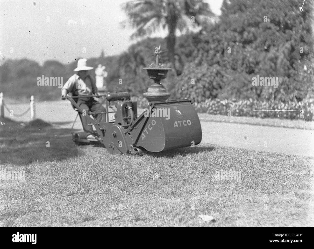 Jardinero en personal ATCO montado de cortacésped, c. 1932, por Ted Hood Foto de stock
