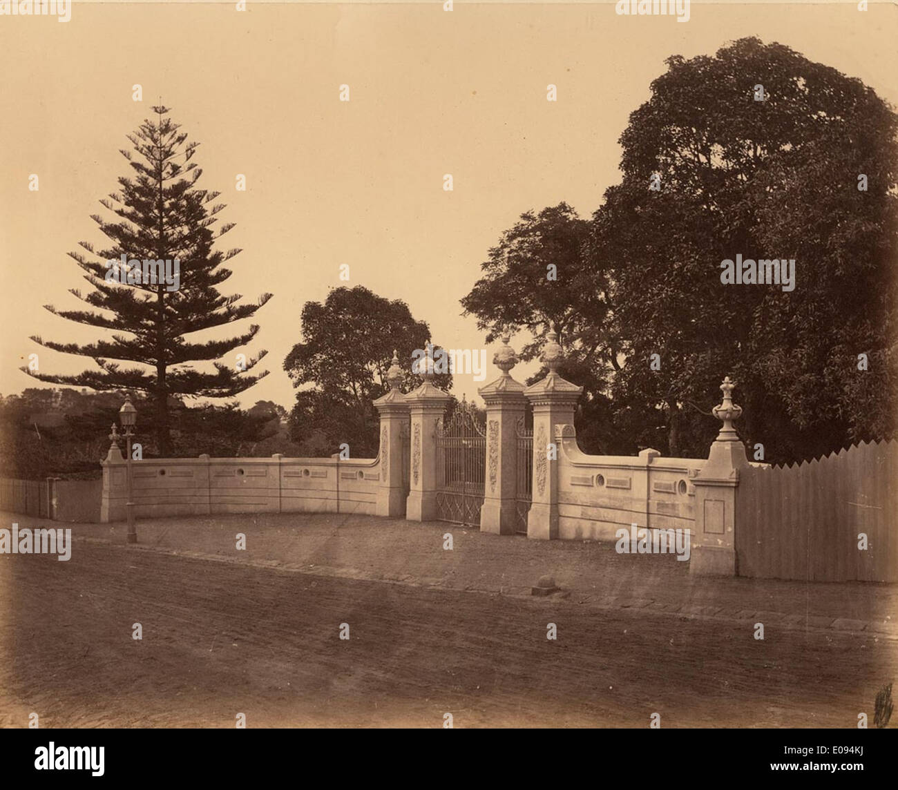 [Puertas de entrada a los jardines botánicos, dominio Sydney] Foto de stock