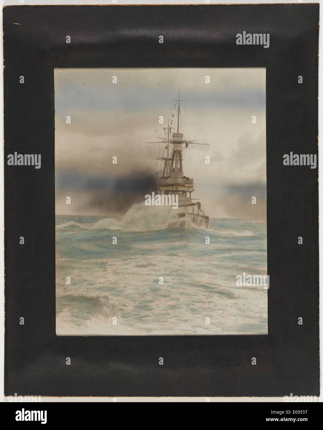 H.M.A.S. Australia en heavy weather persiguiendo a la flota china alemana a través del Pacífico Foto de stock