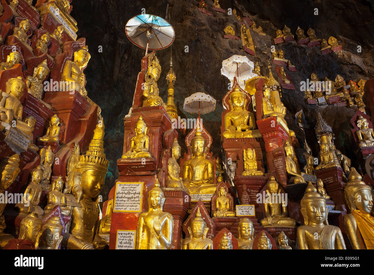 Sudeste de Asia Birmania Myanmar Pagoda Shwe Umin Paya imágenes de Buda en el interior de la piedra caliza cuevas de Buda de Oro Pindaya Shan Foto de stock