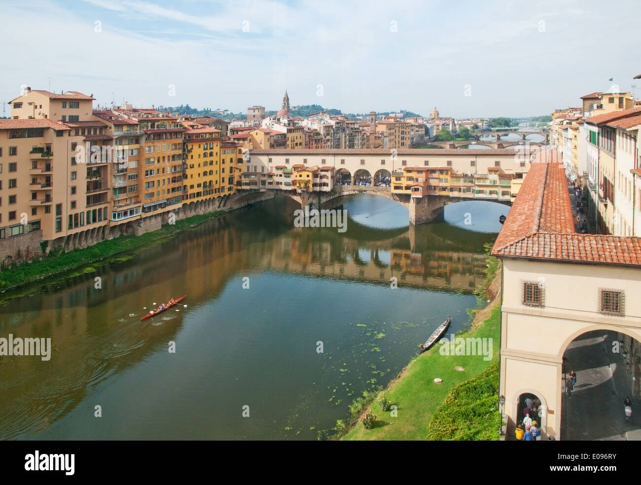 Fila Scullers pasado Il Ponte Vecchio o el viejo puente sobre el río Arno,  visto desde la parte trasera de la Galería Uffizi Florencia Italia  Fotografía de stock - Alamy