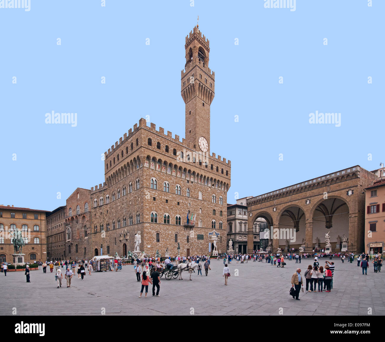 Italia Florencia Piazza della Signoria con el Palazzo Vecchio y la Loggia della Signoria Foto de stock