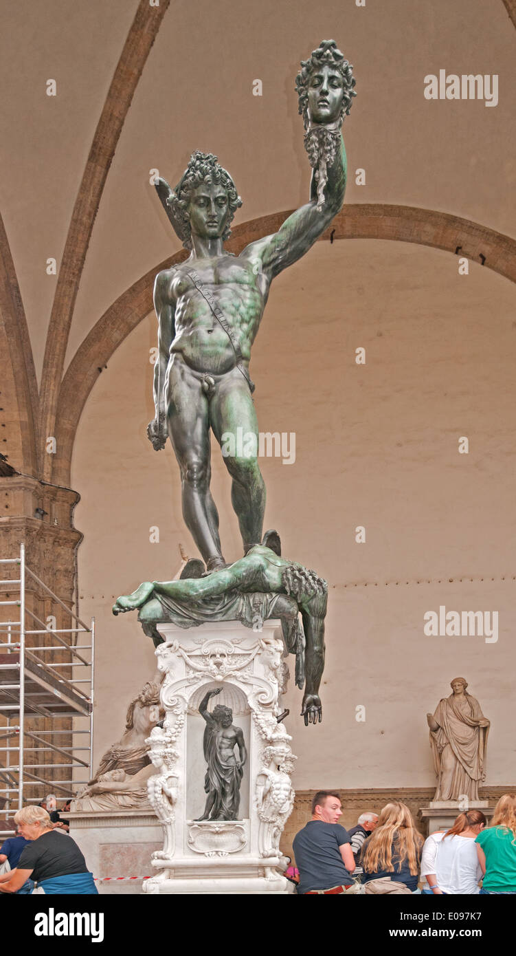 Benvenuto Cellini la estatua de bronce de Perseo con la cabeza de Medusa en  la Loggia dei Lanzi en la Piazza delle Signoria Florencia Italia Fotografía  de stock - Alamy