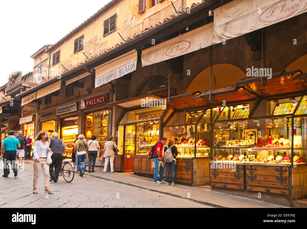 Tiendas de joyas y joyeros en Il Ponte Vecchio puente viejo de Florencia Italia Foto de stock