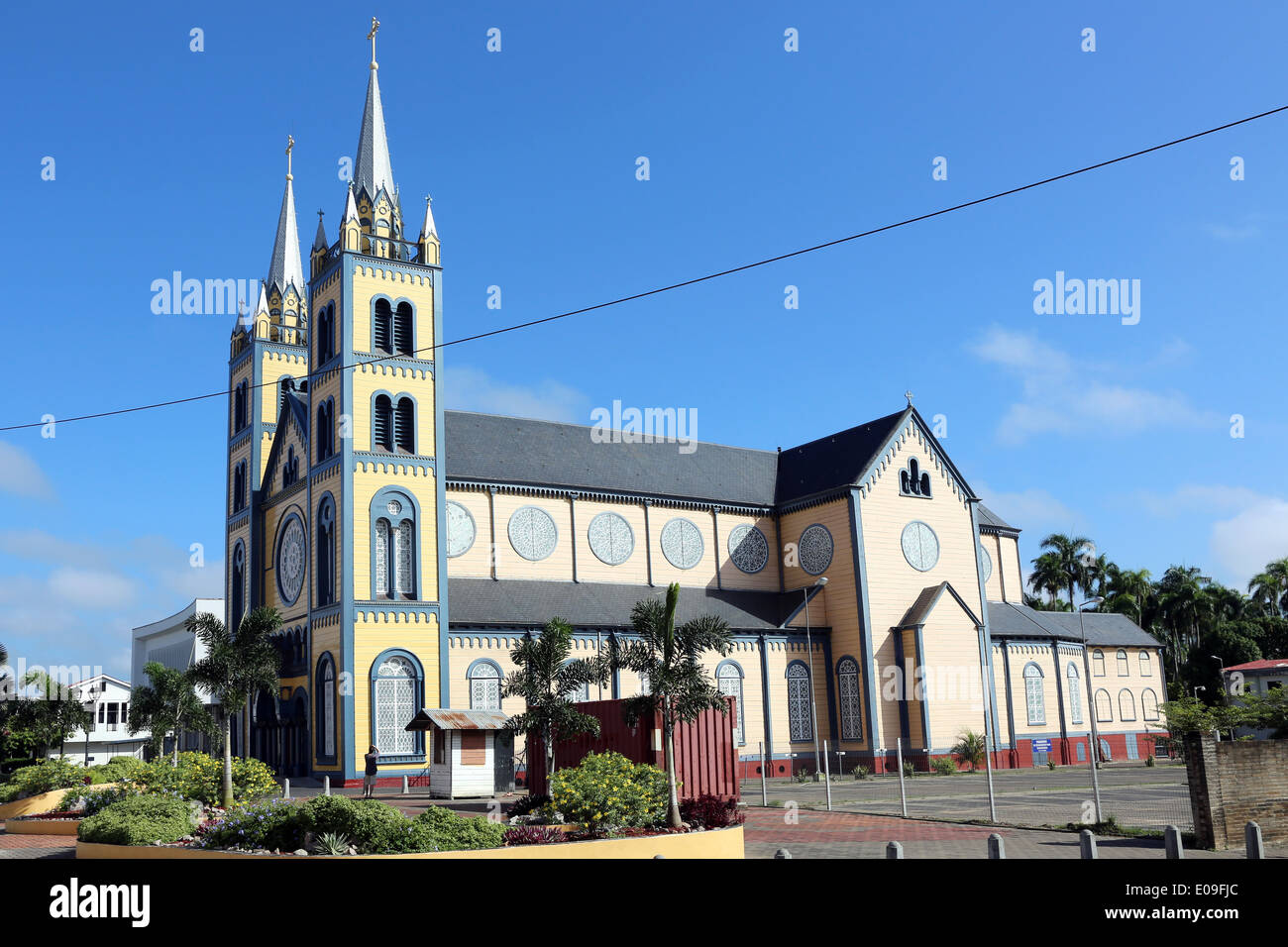 Madera de la Catedral de San Pedro y san Pablo en la Gravenstraat, Paramaribo, capital de Surinam, América Latina Foto de stock