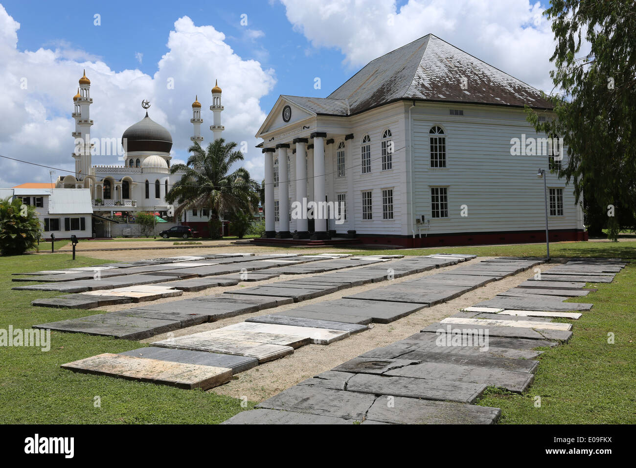 Mezquita islámica (izquierda) y la sinagoga judía de pie al lado de la otra en Paramaribo, capital de Surinam, América Latina Foto de stock