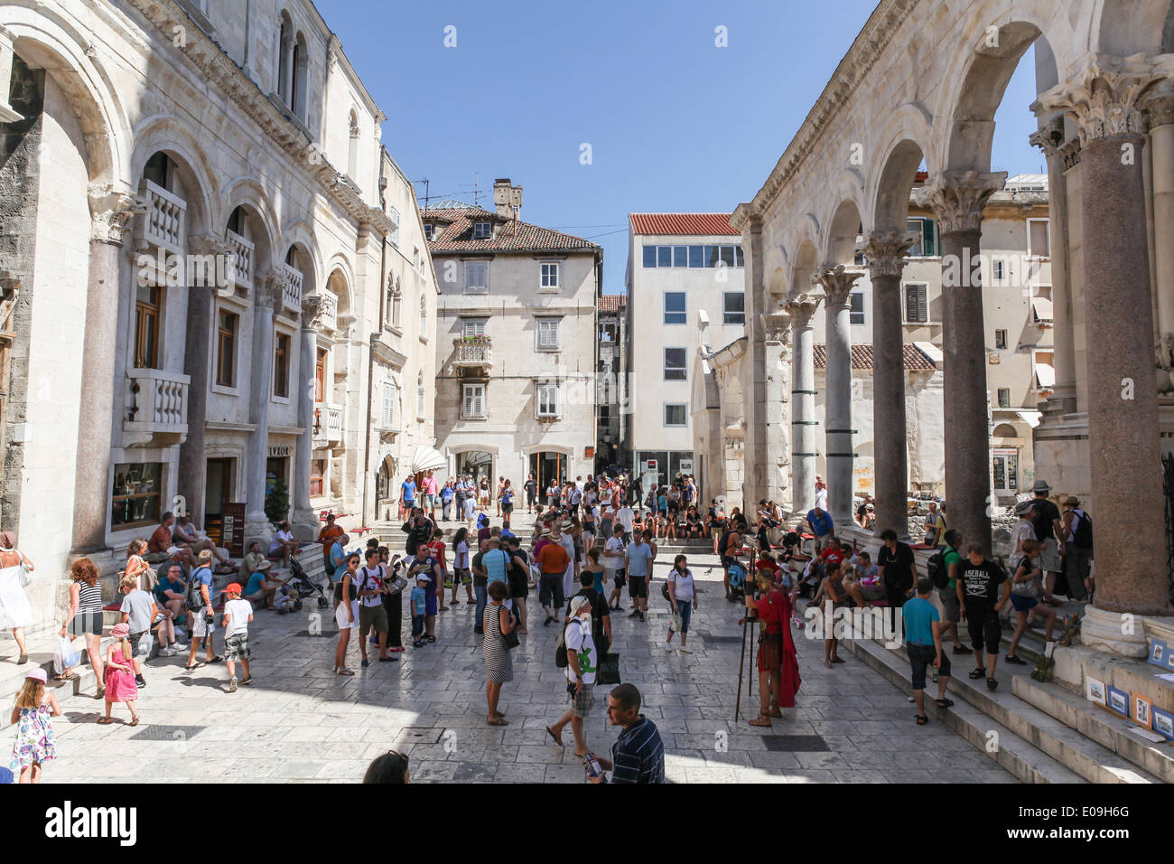 Turistas a la entrada del Palacio de Diocleciano en el complejo histórico de Split, Croacia. Foto de stock