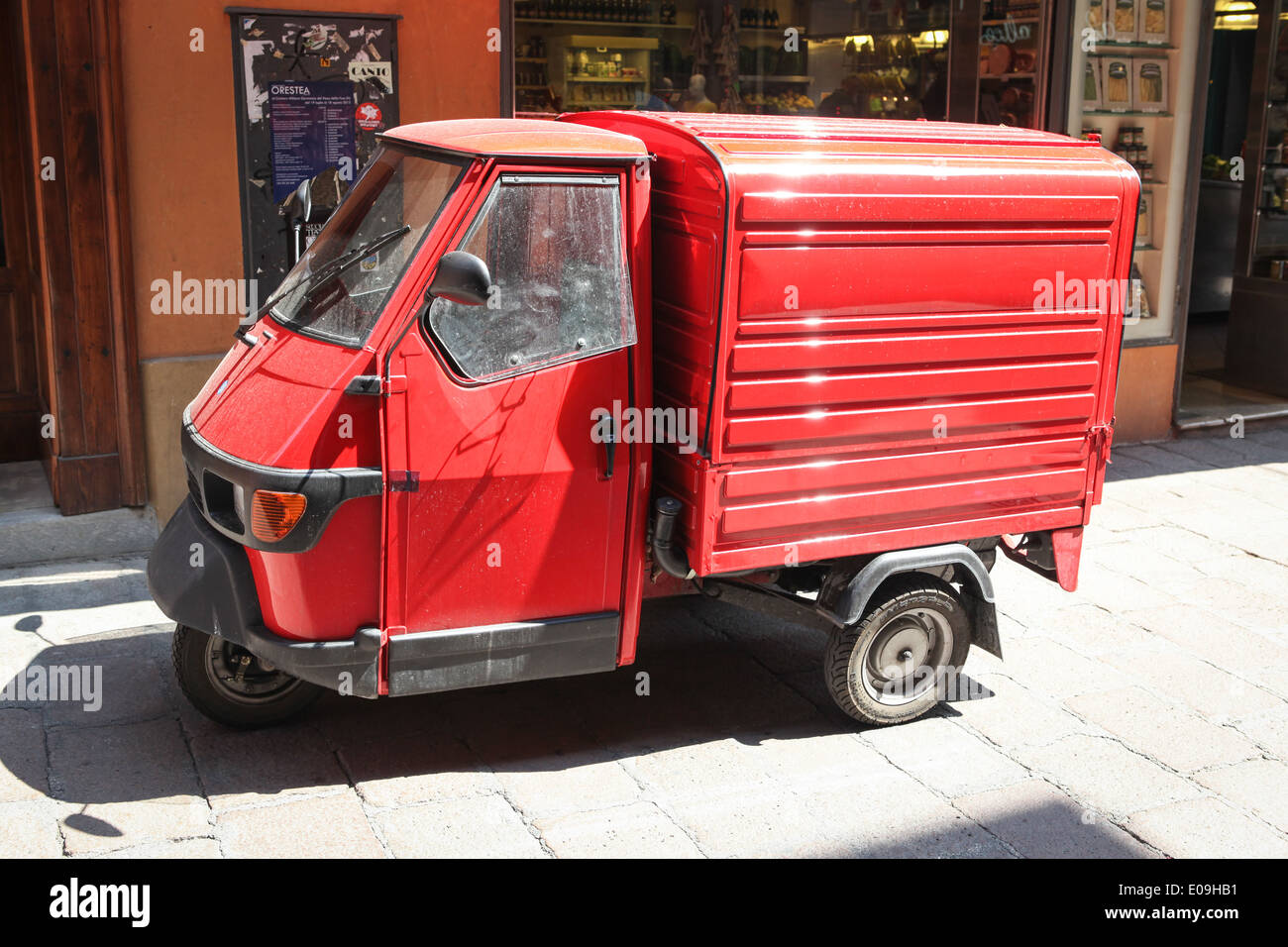 Piaggio Ape vehículo en la calle en Bologna, Italia Foto de stock