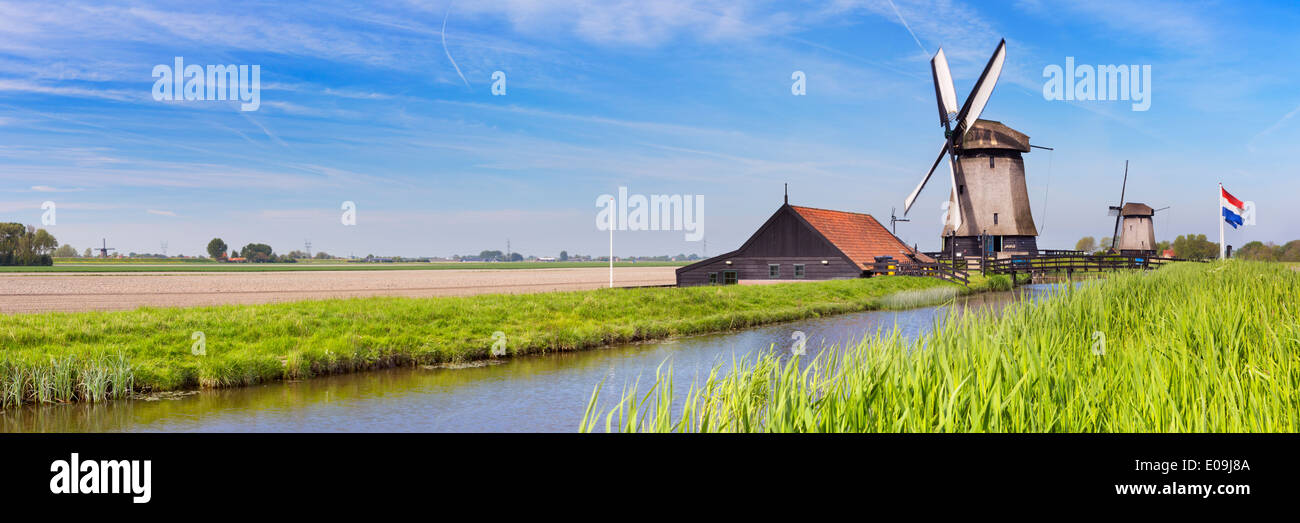 Panorama de los molinos de viento tradicionales holandeses en un día soleado y brillante Foto de stock