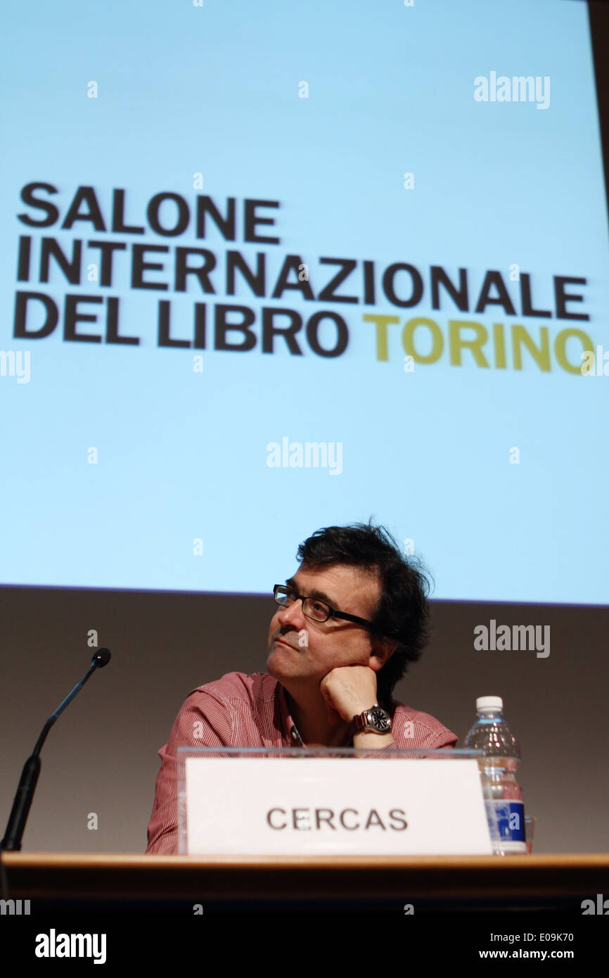 Autor español Javier Cercas durante su conferencia en la Feria del Libro de Turín. Foto de stock