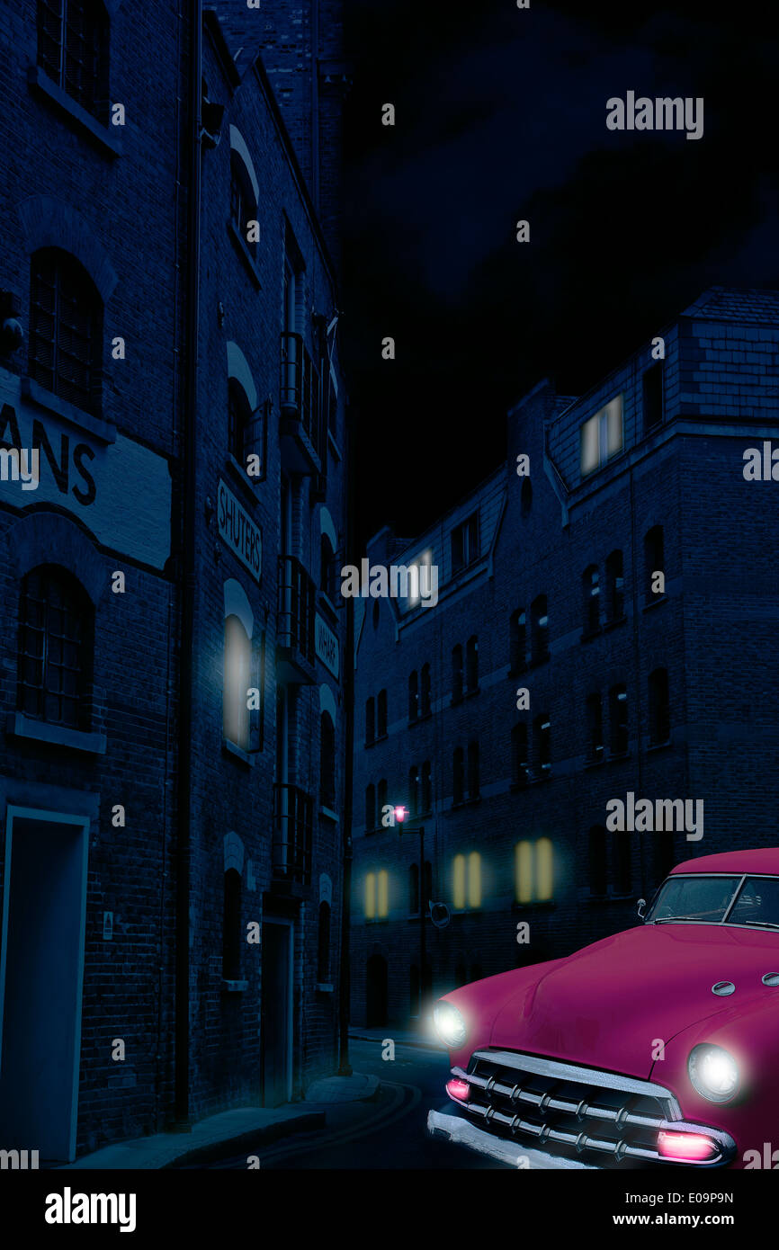 Night Shot de ciudad en Londres con rosa Chevy viejo coche con los faros encendidos Foto de stock