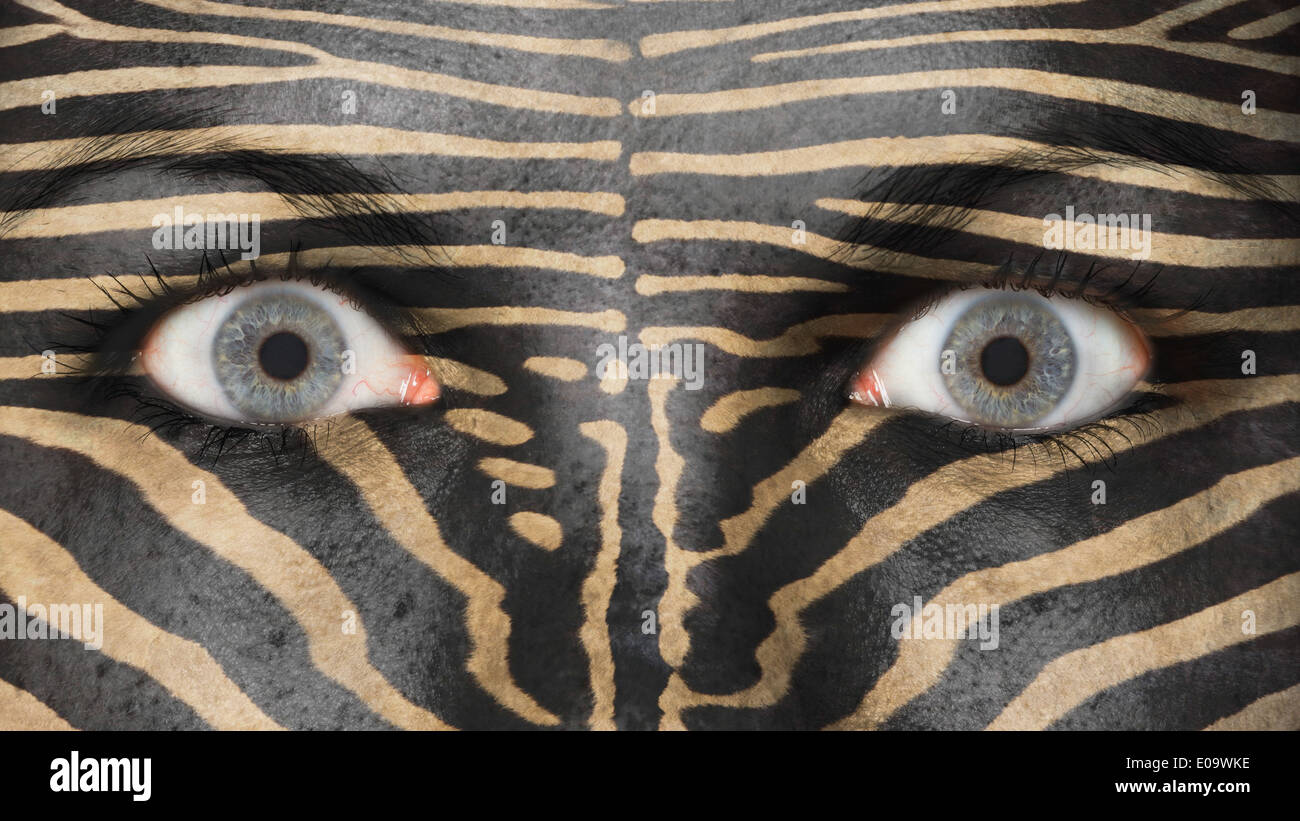 Las mujeres ojo de cerca los ojos abiertos del patrón de cebra Foto de stock