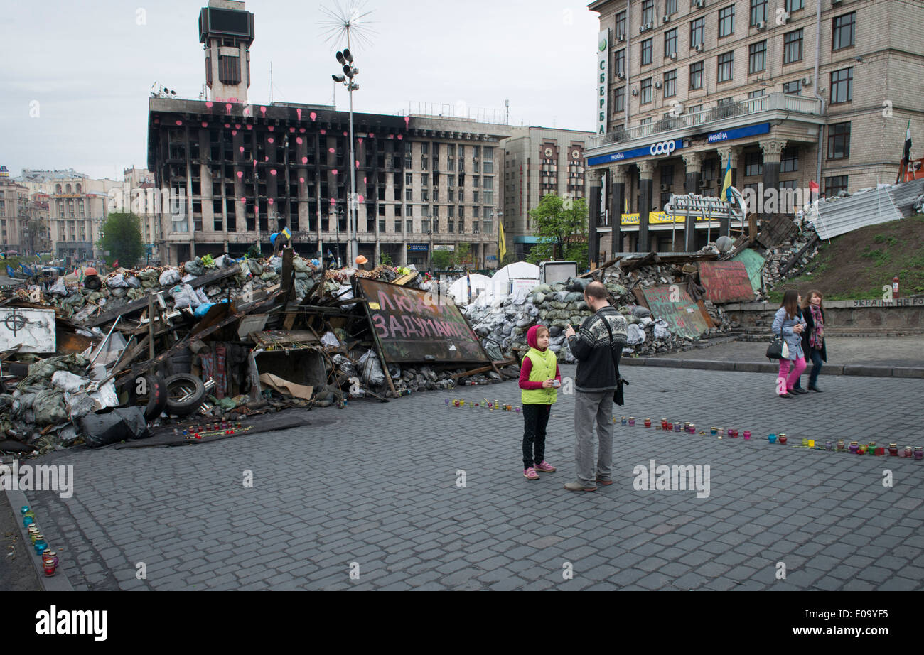 Abril 2014 en Maidan Nezalezhnosti (en ucraniano: Майдан Незалежності [maɪ̯dˈan nezal'ɛʒnosci], la plaza de la independencia, Kiev, Ucrania. Foto de stock