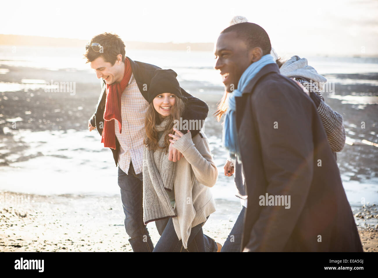 Dos parejas de adultos sale a pasear en la playa Foto de stock