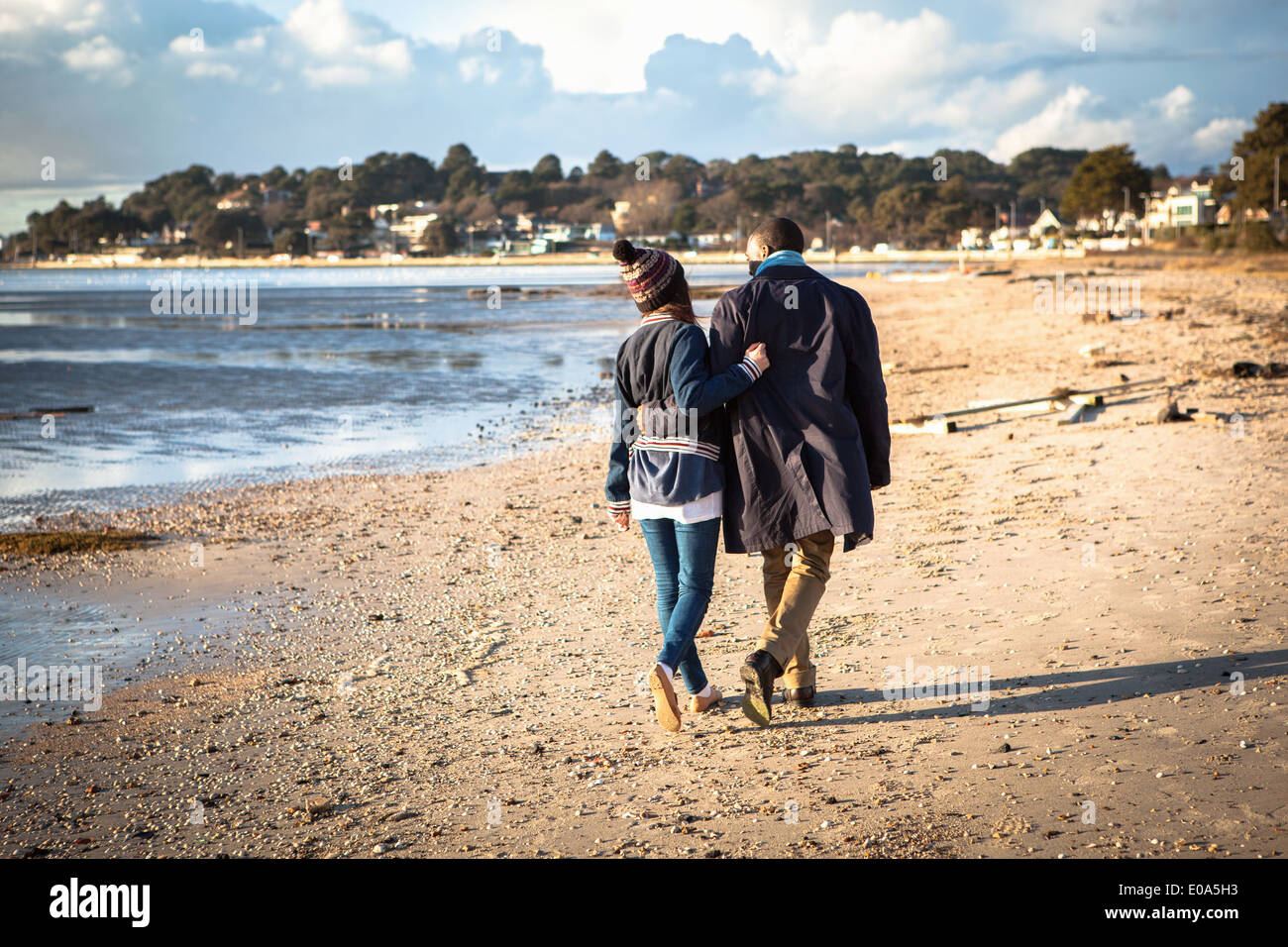 Romántica pareja joven paseando por la playa Foto de stock