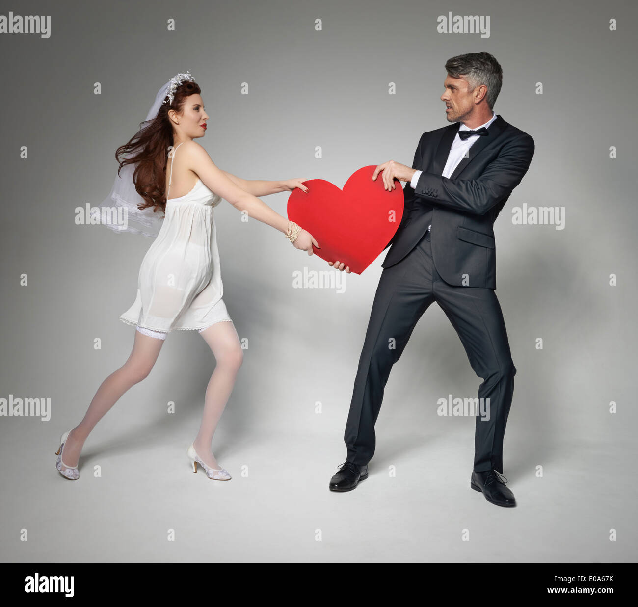 La novia y el novio luchando por el corazón Foto de stock