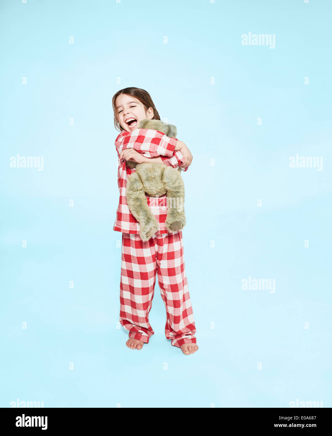 Chica abrazando a Teddy bear Foto de stock