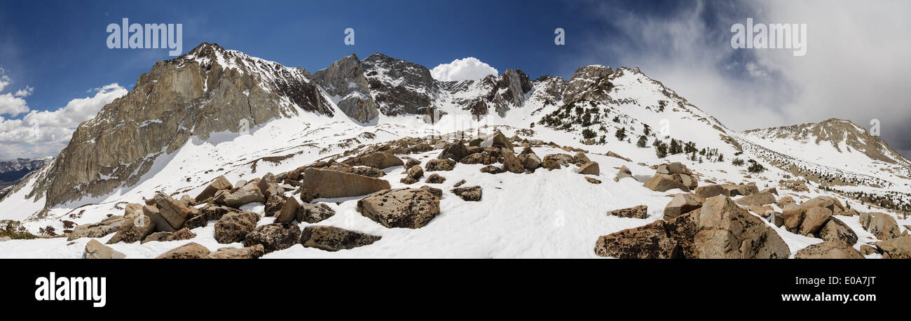 Panorámica de la montaña de Sierra Nevada con nieve y rocas Foto de stock